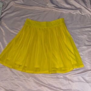 Love Riche small short pleated lightweight zip up spring skirt yellow